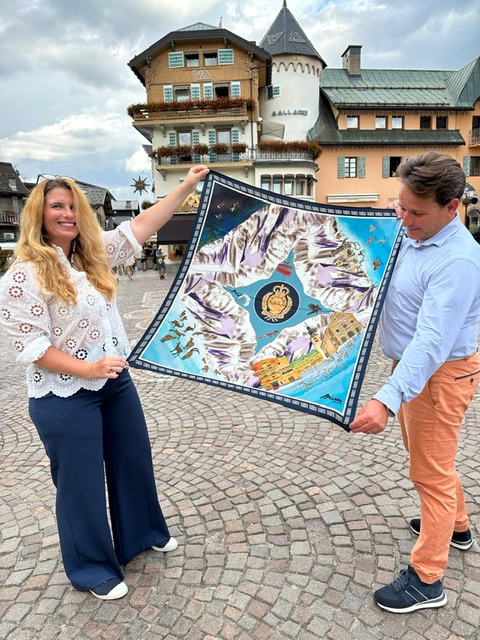 L'artiste Elisa Querub et Antoine Allard présentant le foulard en soie "Rêverie Alpine"